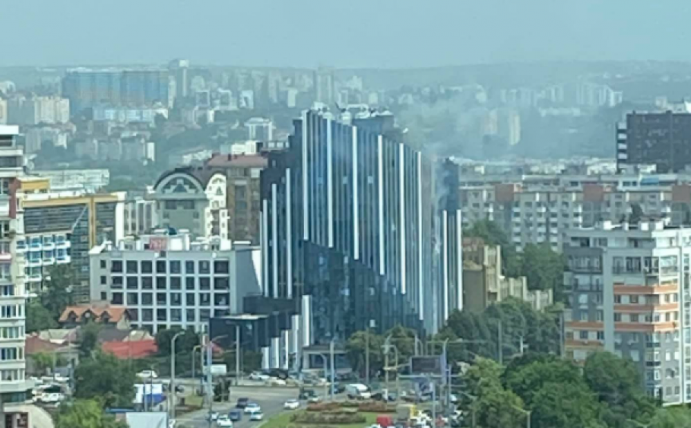 Ultima Oră // FOTO: Incendiu în centrul Capitalei. Arde un bloc de locuit